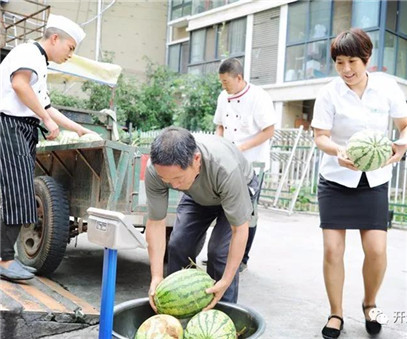 買下一整車西瓜，讓瓜農(nóng)早點(diǎn)回家